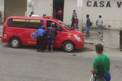 Miembros del Cuerpo de Bomberos acudieron al lugar, solo constataron su muerte.