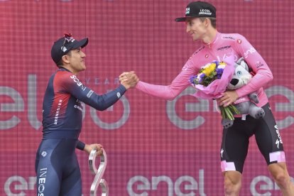 Richard Carapaz (i) felicitó al asutraliano Jai Hindley, quien ganó el Giro de Italia 2022.