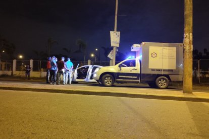 Autoridades acudieron a la escena del crimen, que fue perpetrado en el centro de Machala.