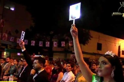 Óscar Salinas, una de las partes de la pelea, participó como jurado en la gala.