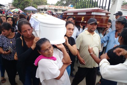 Durante el traslado, la familia pedía justicia por el hecho que cobró la vida de sus parientes.