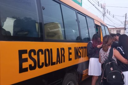 El joven viajaba en un bus de transporte escolar. Hubo un forcejeo entre las víctimas y los victimarios.