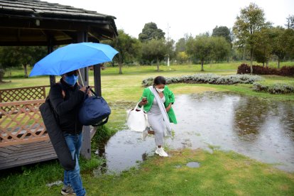 En el parque  Bicentenario, cuando llueve, se forman varias lagunas.