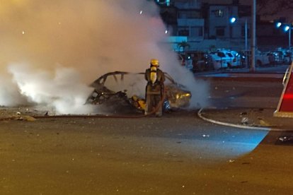 Imágenes de bomberos apagando el coche bomba que explotó el domingo fuera de cuartel policial en La Florida.