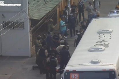 El bus de la línea 92, que circulaba por la avenida Isidro Ayora fue asaltado y sus autores cayeron en manos de la Policía.