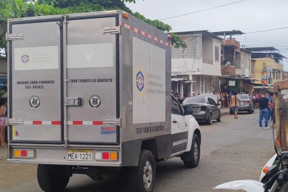 El cadáver fue llevado a la morgue de Manta para la necropsia.