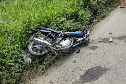La motocicleta en la que los jóvenes sufrieron el accidente de tránsito.