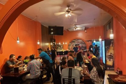 El restaurante tipo cangrejal visitado por los maleantes.