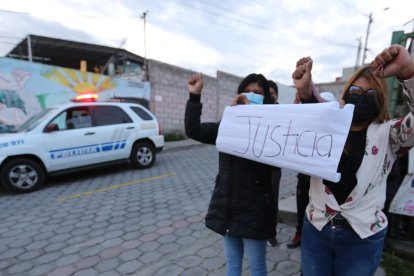 Parientes y vecinos del afectado hicieron un plantón para exigir seguridad en el barrio San Carlos, perteneciente a la parroquia de Calderón.