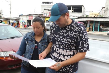 Los dueños del carro mostraron la denuncia por el robo de vehículo.