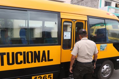 Los estudiantes viajaban en este bus cuando fueron asaltados.