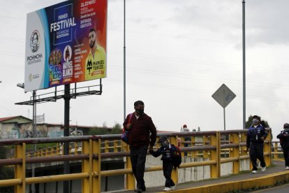 En la autopista General Rumiñahui hay una valla promocionando un concierto, pero el proceso no consta en el Sercop.
