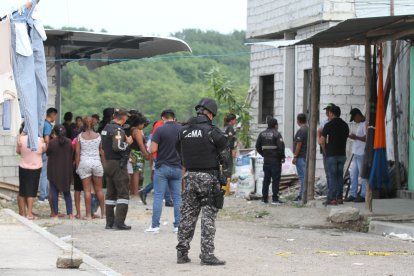 Policías llegaron al sector para iniciar con las investigaciones de este violento caso.