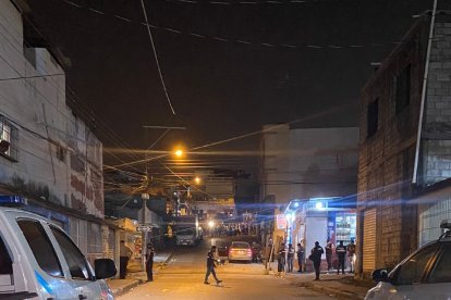 Unidades policiales acudieron a la zona para recabar indicios que permitan efectuar las investigaciones del caso.