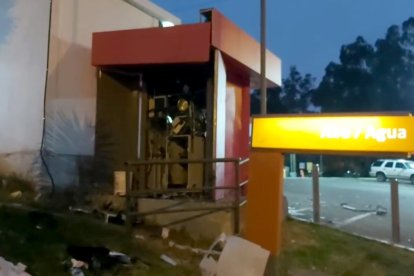 La cifra aún no es sido calificada; los delincuentes tumbaron un árbol en la vía para evitar que la Policía los persiga.