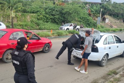 La Policía realiza uno de los controles en las calles de Manabí, una de las tres provincias en estado de excepción.