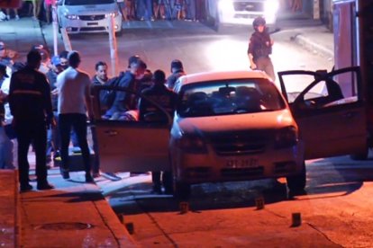 Policías recogieron indicios en el auto en que viajaban los dos fallecidos y la herida.