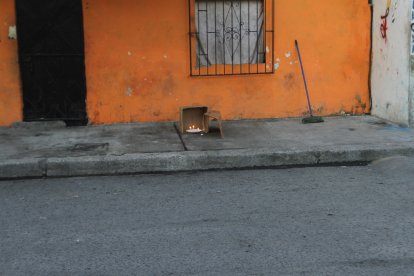 En el sitio donde se produjo el ataque dejaron un cartón con una velas encendidas.