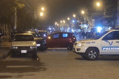 La víctima se encontraba en un vehículo rojo en el momento en que se produjo el ataque.