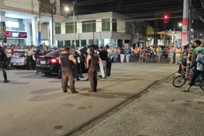 Le dan bala 'en roja' a un hombre en Chone