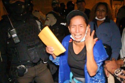 Una mujer, familiar de la víctima de violación gritaba indignada ante la liberación del sujeto.