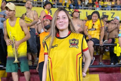 Viviana Acosta es una de las integrantes de la barra de la Sur Oscura de Barcelona.