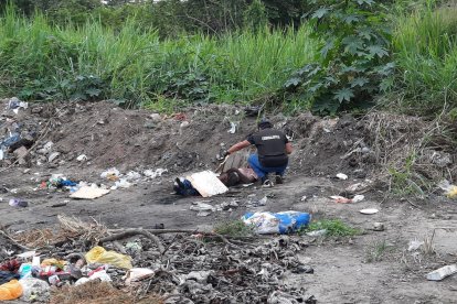 Uno de los dos golpeados en el basurero estaba sin vida.