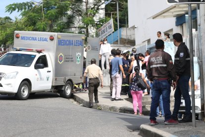 Familiares de Edward Rosado trataron de acercarse hasta donde estaba su cadáver.