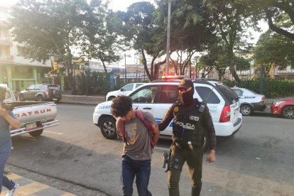 El capturado, de nacionalidad venezolana, estaba en posesión de un arma de fuego.