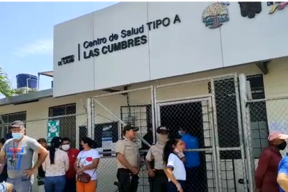 El menor falleció luego de que cayera a una piscina. Su familia asegura que llegó sin signos vitales al centro de salud.