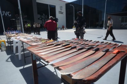 Diversas armas blancas son decomisadas en los operativos de seguridad en Quito.