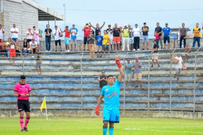 Luis Zambrano está enfocado en su equipo, pero postulará por un cupo en la carrera de medicina.