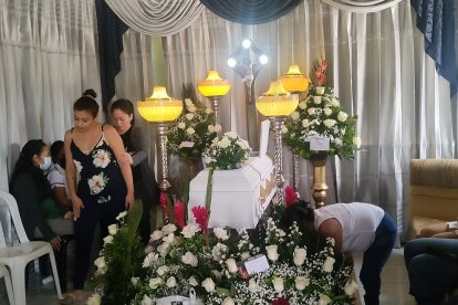 En la sala donde jugaba, velaron al niño que les contagiaba alegría.