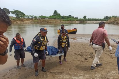 Rescatistas sacaron el cuerpo sin vida del río.
