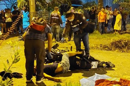 El hombre fue interceptado por dos sujetos que le descargaron sus armas.