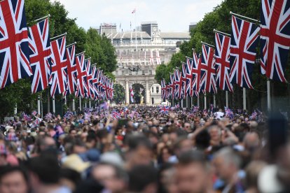 Miles de personas durante las celebraciones del Jubileo de Platino de la Reina Isabel II de Gran Bretaña en Londres, hoy 2 de junio de 2022. El Reino Unido brinda desde jueves un ferviente homenaje a la reina Isabel II, la mujer que ha marcado el último siglo del país y que hoy recibió el calor de decenas de miles de personas que se acercaron al palacio de Buckingham para recibir su saludo desde el balcón. EFE/ Andy Rain