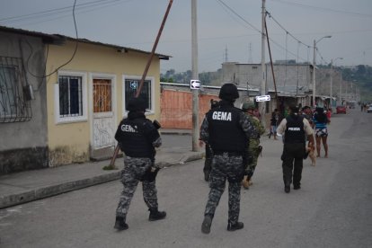 Agentes policiales y de las Fuerzas Armadas se desplegaron en el sector.