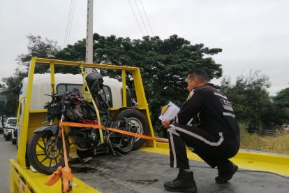 El percance ocurrió en la vía Perimetral. La víctima fue aplastada por las llantas delanteras del pesado vehículo.