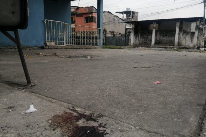 En el sitio del asesinato se observan hoy las manchas de sangre de la víctima.