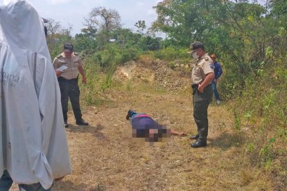 La Policía llegó al sitio donde fue descubierto el cadáver.