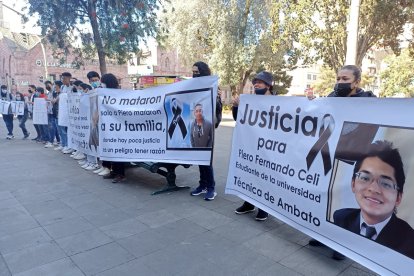 Grandes carteles con el rostro de la víctima y mensajes pidiendo justicia por su muerte.