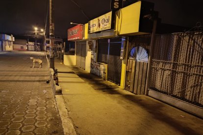 Afuera del local permanecían botellas de cerveza que habría bebido la víctima con su pana.