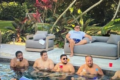 La foto del asambleísta con los implicados en delitos.