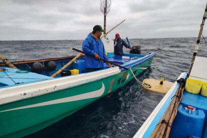El hombre les contó a los pescadores manabitas que tenía dos días a la deriva y junto a él estaban otros dos pescadores.