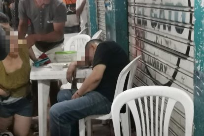 Una mujer lloraba frente del cadáver que quedó con su cabeza sobre la mesa.