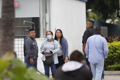 Familiares de Renato Erick Pastor llegaron a Guayaquil para retirar su cuerpo.