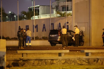 Los baleados viajaban en este vehículo. Policía llegó al lugar.