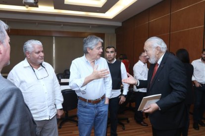 El primer mandatario saluda con Francisco Huerta, subdirector de diario Expreso y moderador del conversatorio que se realizó el vierne 3 de junio.