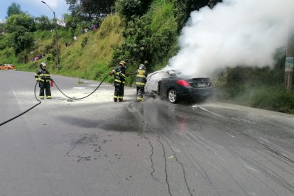 Los bomberos llevaron una moto bomba para sofocar el incendio.