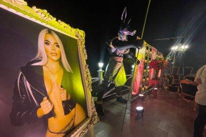 La modelo ‘lanzó la casa por la ventana’ y aseguró que su traje es algo ‘cariñoso’ aunque no quiso revelar el precio.